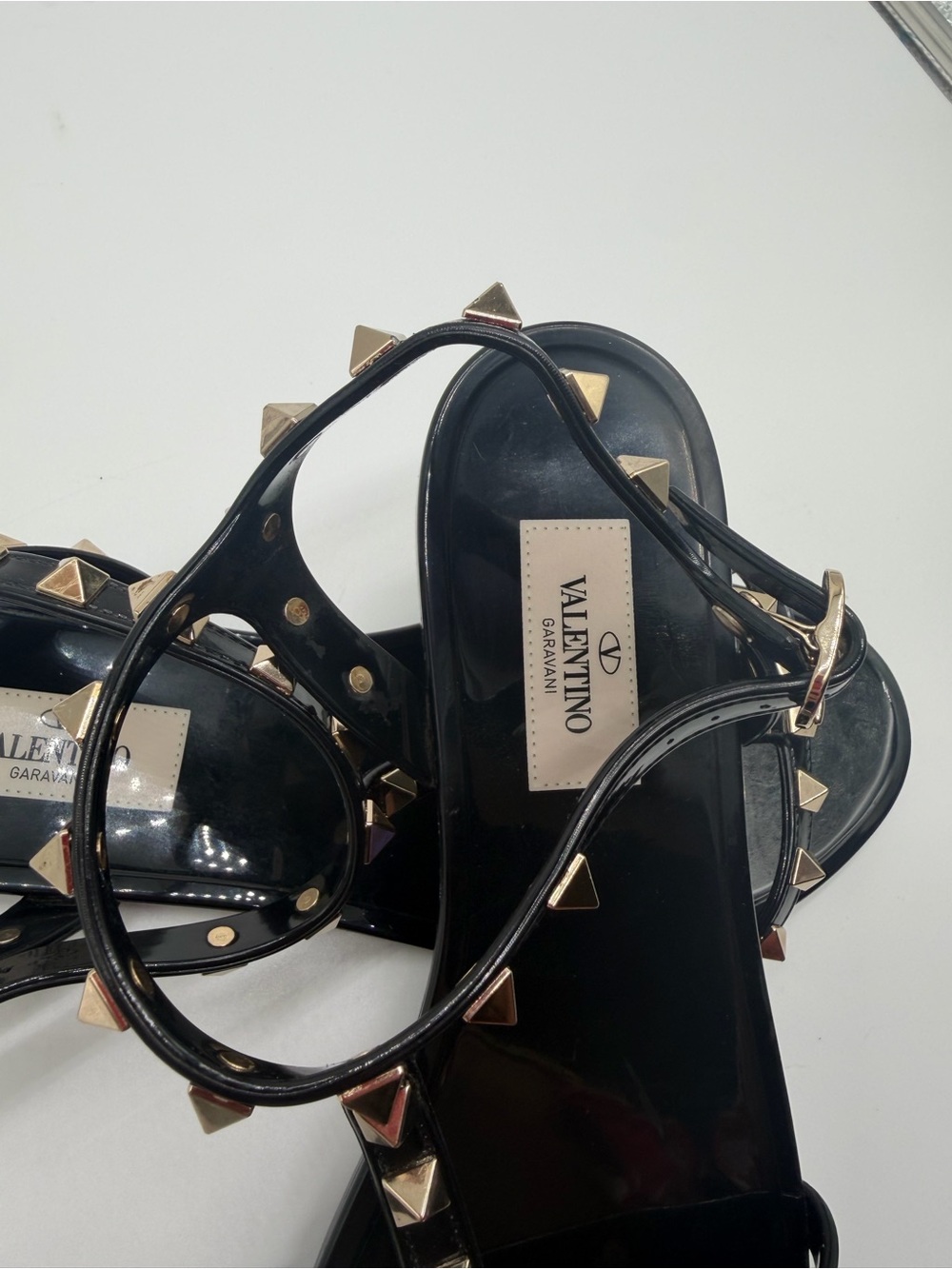 Valentino Garavani Black Pyramid-Stud T-Strap Sandals Sz 38 - Picture 5 of 6